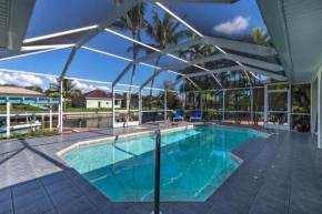 Adventure awaits with Heated Pool, Kayaks, Pool Table, & Private Beach - Villa Las Palmas